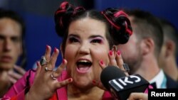 Penyanyi Israel, Netta, hadir dalam konferensi pers setelah menjuarai Grand Final Eurovision Song Contest 2018 di Altice Arena Hall di Lisabon, Portugis, 13 Mei 2018 (foto: REUTERS/Pedron Nunes)