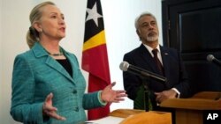 美國國務卿希拉里克林頓(左)於9月6日訪問東帝汶時發表講話