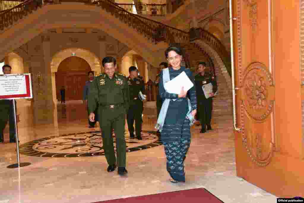 Aung San Suu Kyi and Min Aung Hlaing ( ကာလုံအစည်းအဝေး)