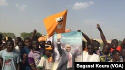 Des supporteurs de Saleh Kebzabo lors de son dernier meeting, place de la Nation, Ndjamena, 8 avril 2016. VOA/Bagassi Koura