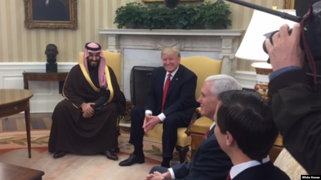 El presidente Trump posa para la prensa con el príncipe Mohammed bin Salman bin Abdulaziz Al Saud, Ministro de Defensa del Arabia Saudita y segundo en la línea de sucesión al trono.