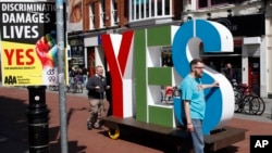 ບັນດາສະມາຊິກ ຂອງກຸ່ມ Yes Equality ເລີ່ມທຳການໂຄສະນາ ດ້ວຍປ້າຍຂອງຄຳວ່າ "ເຫັນດີ" ຢູ່ໃນກາງນະຄອນຫລວງ Dublin ປະເທດ Ireland, ເມື່ອວັນພະຫັດ ທີ 21 ພຶດສະພາ 2015.
