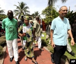 Ellen Johnson-Sirleaf, Présidente du Libéria et candidate du Parti de l'Unité, se promène dans sa résidence, à Monrovia, le 7 octobre 2011