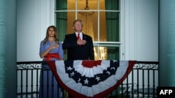 도널드 트럼프 미국 대통령과 멜라니아 여사가 4일 백악관에서 열린 독립기념일 행사에서 국민의례를 하고 있다. 