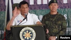 Presiden Filipina Rodrigo Duterte berbicara di depan pasukan Filipina di kamp Teodulfo Bautista di Jolo, Sulu, Mindanao akhir Mei lalu (foto: dok). 