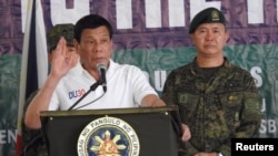 Presiden Filipina Rodrigo Duterte berbicara kepada anggota tentara saat berkunjung ke Kamp Teodulfo Bautista di Jolo, Sulu, Filipina, 27 Mei 2017. 