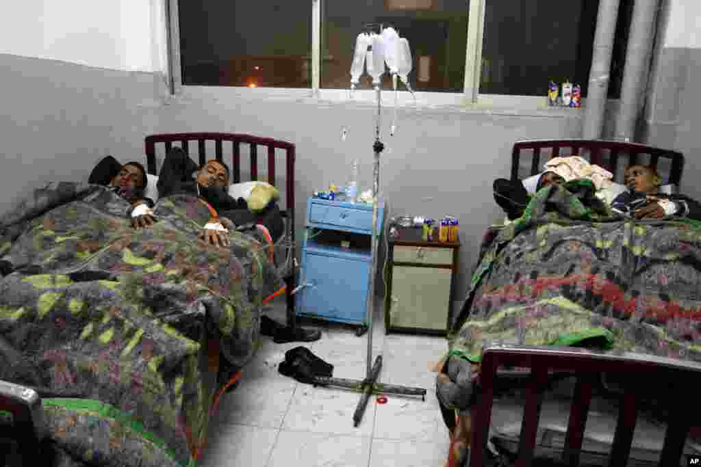 Injured Egyptians are treated in a hospital following a train crash in Badrasheen, Egypt, January 15, 2013.