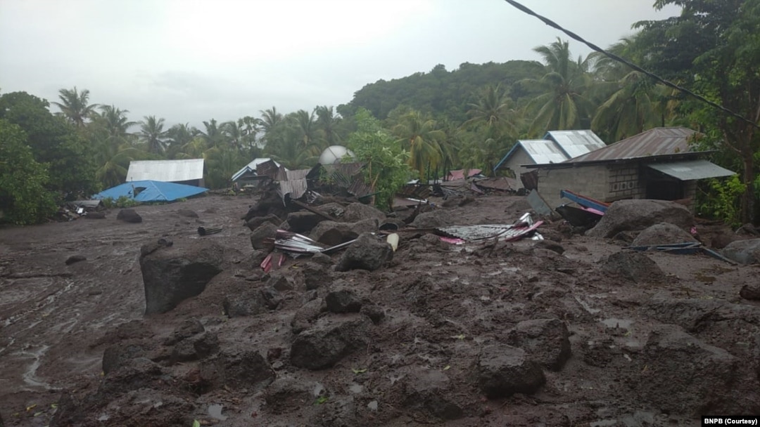 Sedikitnya 41 orang meninggal dunia, 9 luka-luka dan 27 lainnya hilang ketika banjir bandang menyapu empat desa di tiga kecamatan di kabupaten Flores Timur, NTT. (Foto: Courtesy/BNPB)