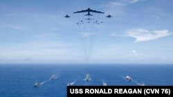 지난 2018년 9월 실시된 '밸리언트 실드' 태평양 미 합동군 훈련에서 로널드레이건 항공모함 전단과 B-52 전략폭격기, F/A-18 전투기들이 필리핀해에서 이동하고 있다. 사진 제공: 미 국방부.