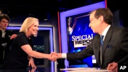 Anchor FOX News Channel, Chris Wallace, yang menggantikan Bret Baier, mengakhiri wawancara dengan kandidat presiden dari Partai Demokrat, Kirsten Gillibrand dalam program Special Report, Washington, D.C., Senin 25 Februari 2019 (foto: AP Photo/Manuel Balce Ceneta)