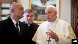 Pope Francis talks with Albania's President, Ilir Meta (L) during a private audience at the Vatican, Sept. 17, 2018. 