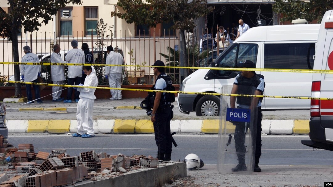 Polisi Turki mengamankan lokasi ledakan bom dalam serangan bunuh diri di Istanbul tahun lalu (foto: dok). 8 polisi Turki tewas akibat ledakan ranjau hari Minggu (16/9). 
