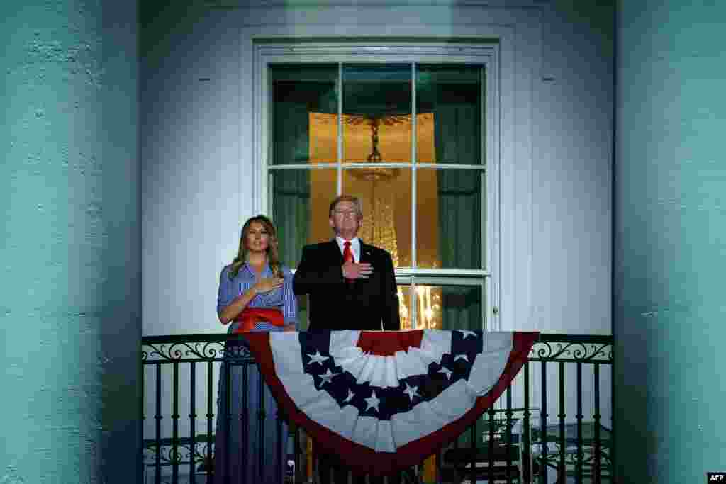도널드 트럼프 미국 대통령과 멜라니아 여사가 4일 백악관에서 열린 독립기념일 행사에서 국민의례를 하고 있다. 