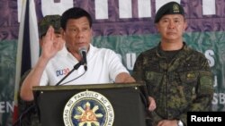 Presiden Rodrigo Duterte berbicara kepada pasukan Filipina di Kamp Teodulfo Bautista di Jolo, Sulu, Filipina (27/5).