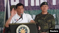 El presidente filipino Rodrigo Duterte habla a soldados durante una visita al campamento Teodulfo Bautista, en Jolo, Sulu, Filipinas, Mayo 27, 2017. 