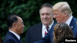 Kim Yong Choi, anvwaye lidè Kore di Nò a, Kim Yong Chol, pandan li t ap pale avèk Prezidan Donald Trump pandan Sekretè Deta Mike Pompeo ta akonpaye yo apre rankont yo nan Salon Oval Mezon Blanch la nan Washington, DC. vandredi premye jen 2018.