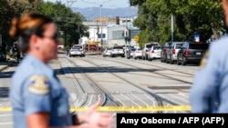 Polisi memblokade lokasi penembakan di mana setidaknya 9 orang tewas (termasuk tersangka pelaku) di San Jose, California Rabu (26/5). 