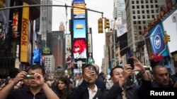 Para wisatawan mengambil gambar di sekitar Times Square, New York (Foto: dok). Amerika memberlakukan bebas visa selama 90 hari bagi turis Taiwan, yang berlaku mulai 1 November mendatang.