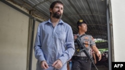 Frenchman Felix Dorfin, left, arrives at a court in Mataram on the resort island of Lombok, May 20, 2019, where an Indonesian court sentenced him to death for drug smuggling, in a surprise verdict after prosecutors asked for a 20-year jail term.
