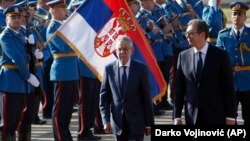 Predsednik Srbije Aleksandar Vučić i njegov gost predsednik Austrije Aleksandar van der Belen prolaze pored počasne straže ispred "Palate Srbija" (Foto: AP/Darko Vojinović)