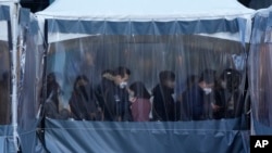 한국 서울에서 시민들이 코로나바이러스 검사를 위해 줄을 서고 있다. (자료사진)