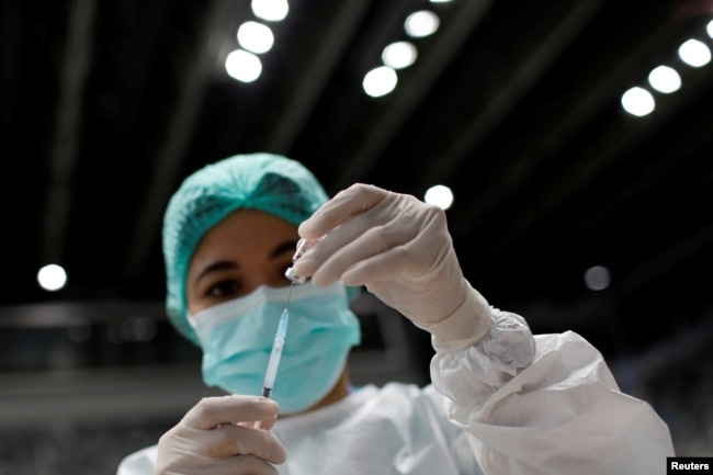 Seorang petugas kesehatan menyiapkan dosis vaksin Sinovac untuk COVID-19 saat vaksinasi massal untuk petugas medis di stadion Istora Senayan, Jakarta, 4 Februari 2021. (Foto: REUTERS/Willy Kurniawan)