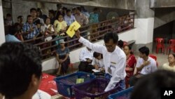 ၂၀၁၅ ရွေးကောက်ပွဲတုန်းက ရန်ကုန်မြို့ရှိ မဲရုံတခုမှာ မဲများရေတွက်နေတဲ့ မြင်ကွင်း။ (နိုဝင်ဘာ ၀၈၊ ၂၀၁၅)