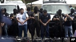 18 người giả nhà báo của Televisa bị cảnh sát bắt giữ ở Managua, Nicaragua, ngày 24/8/2012. 