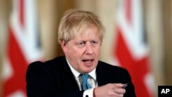 El primer ministro del Reino Unido, Boris Johnson, se dirige a la prensa durante una comparecencia en el número 10 de Downing Street, en Londres, el 17 de marzo de 2020.