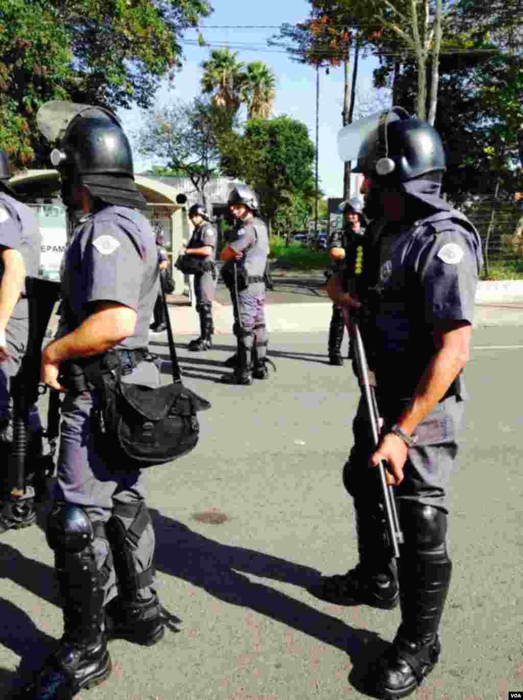 São Paulo sob tensão em abertura do Mundial 2014. Agentes de força de choque prontos para agir nas ruas de São Paulo, Brasil, Junho 12, 2014