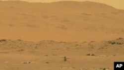 来自NASA的图像显示，“机智号”火星试验直升机在火星地表着陆。(2021年4月19日)