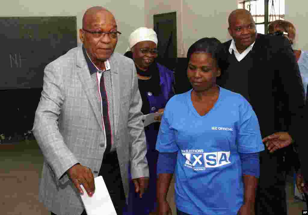 Presiden Afrika Selatan sekaligus pemimpin Partai ANC, Jacob Zuma, memberikan suaranya di Ntolwane, pedalaman provinsi KwaZulu Natal (7/5).