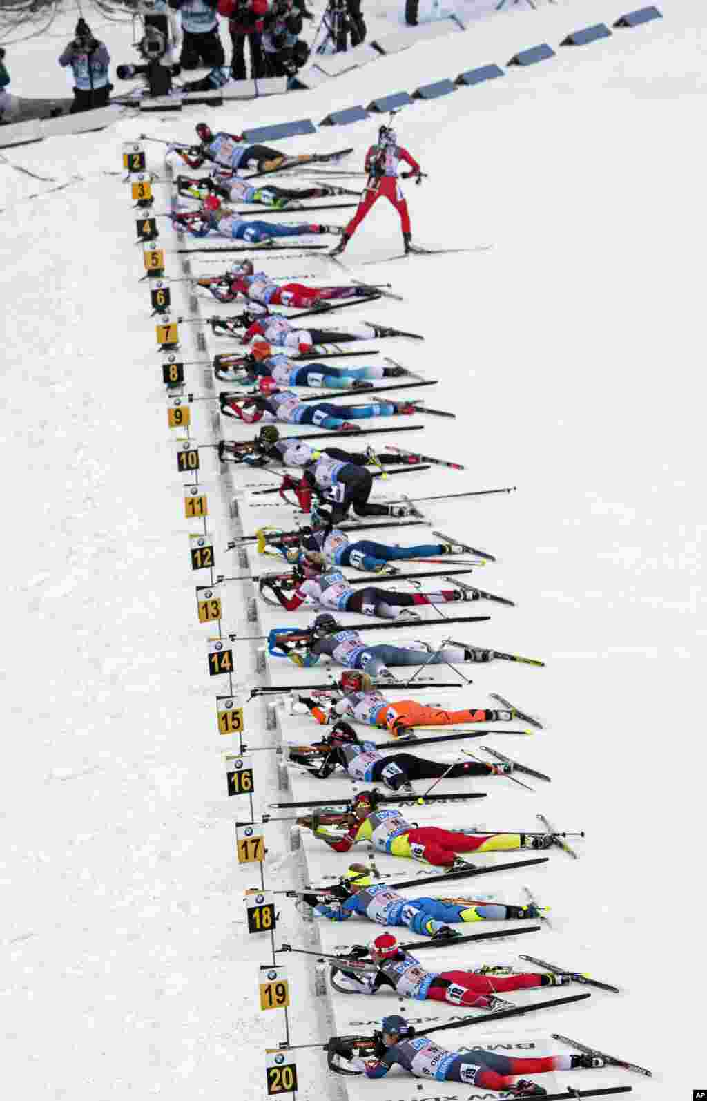 Para atlet perempuan mengikuti lomba menembak pada kejuaraan dunia Biathlon di kota Oberhof, Jerman.