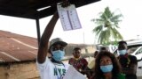 Un fonctionnaire de la Commission électorale nationale indépendante (INEC) compte les votes exprimés après les élections au poste de gouverneur de l'État d'Edo à Benin City, dans le Midwest du Nigéria, le 19 septembre 2020.