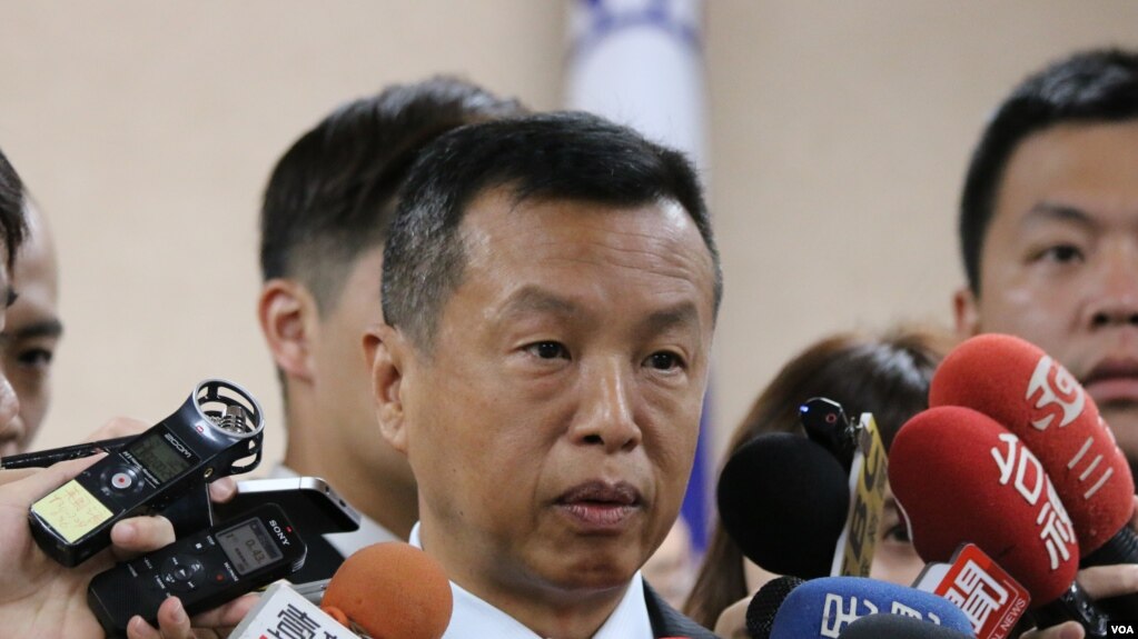 台湾国防部发言人陈中吉少将在接受媒体采访 (美国之音记者杨明拍摄）