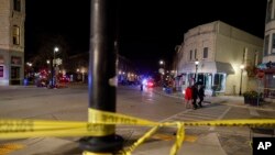 La police quadrille les rues du centre-ville de Waukesha, dans le Wisconsin, après qu'un véhicule a percuté un défilé de Noël touchant plus de 20 personnes le dimanche 21 novembre 2021.