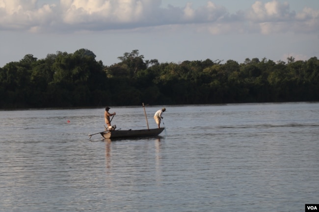 រូបឯកសារ៖ បុរស​ពីរនាក់ នេសាទត្រី​នៅ​ទន្លេមេគង្គ ក្នុង​ភូមិសាស្រ្ត​ខេត្តក្រចេះ កាលពី​ខែមិថុនា ឆ្នាំ២០២០។ (ស៊ុន ណារិន/វីអូអេ)