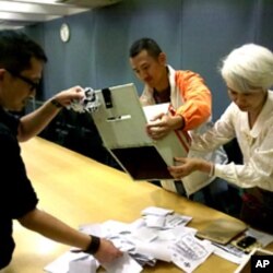 麦丽贞(右一)组织工会意见调查