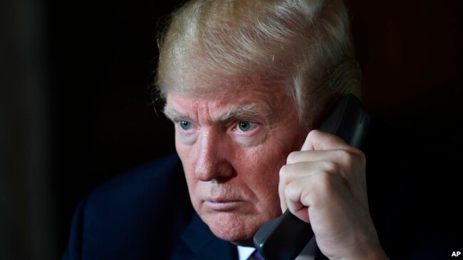 总统特朗普于2018年11月22日在佛罗里达州棕榈滩的海湖庄园通过电话会议与军人交谈。