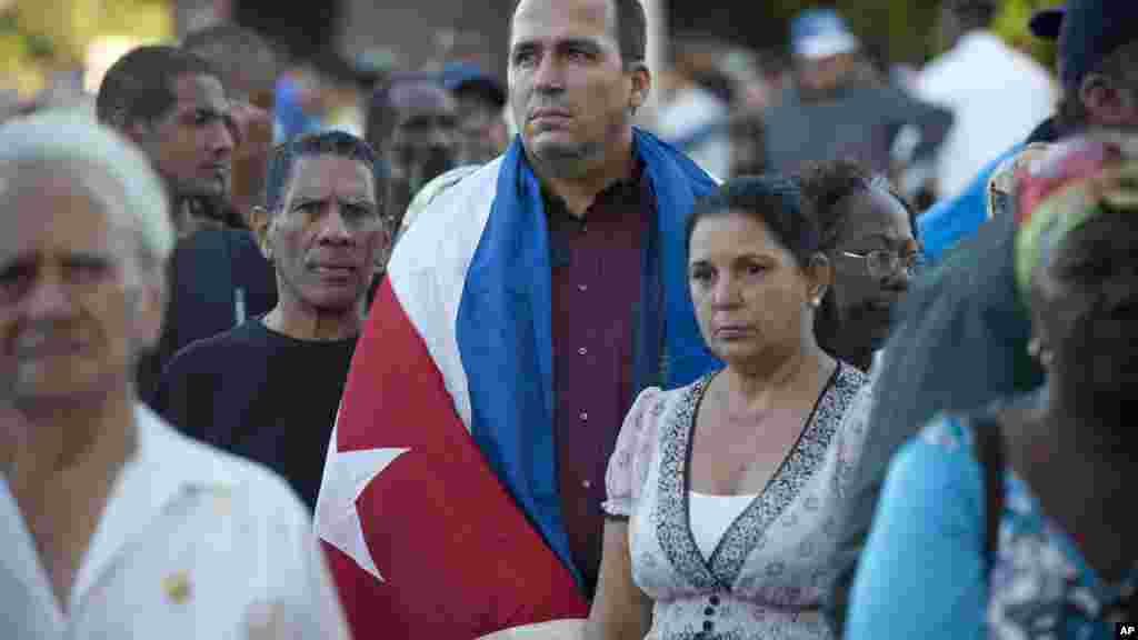 Les cubains attendent à la Place de la Révolution pour disent leur adieu à Fidel Castro, le 28 novembre 2016.