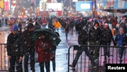 Cientos de miles de personas acuden a presenciar la fiesta de Año Nuevo en pleno corazón de Manhattan.
