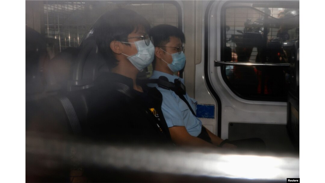 Mantan ketua kelompok pro-kemerdekaan, Tony Chung Hon-lam tiba di Pengadilan West Kowloon Magistrates dengan mobil polisi setelah dia ditangkap berdasarkan undang-undang keamanan nasional, di Hong Kong, China, 29 Oktober 2020. (Foto: REUTERS /Tyrone Siu)