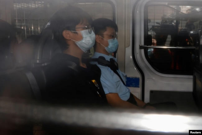 Mantan ketua kelompok pro-kemerdekaan, Tony Chung Hon-lam tiba di Pengadilan West Kowloon Magistrates dengan mobil polisi setelah dia ditangkap berdasarkan undang-undang keamanan nasional, di Hong Kong, China, 29 Oktober 2020. (Foto: REUTERS /Tyrone Siu)