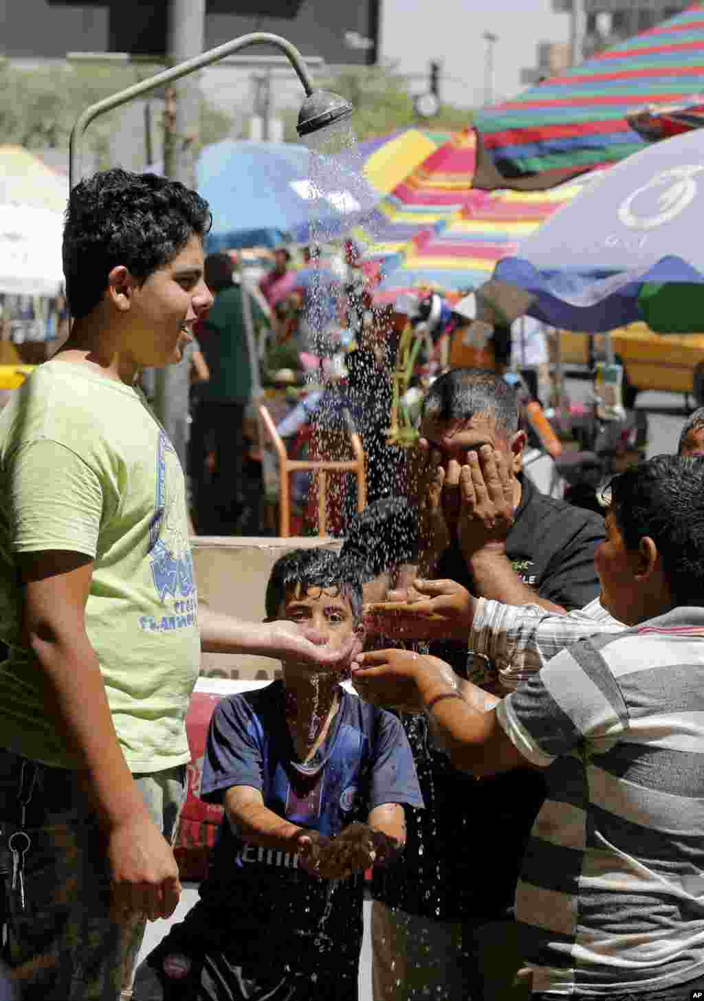 حمام در هوای آزاد برای فرار از هوای گرم تابستان بغداد پایتخت عراق.
