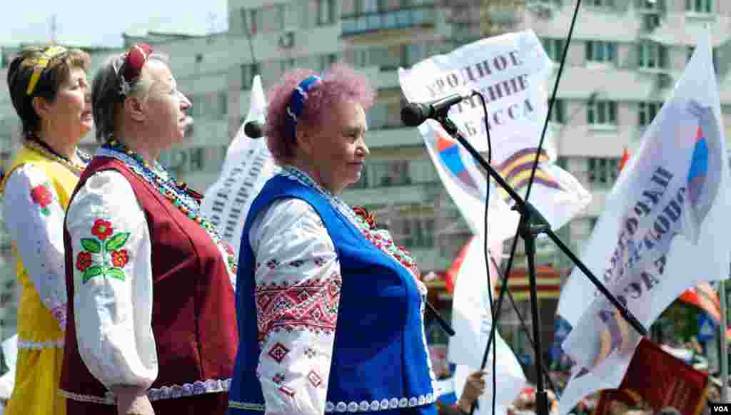 Singers join in the celebrations to mark Victory Day in Donetsk, eastern Ukraine May 9, 2014. (Jamie Dettmer/VOA)