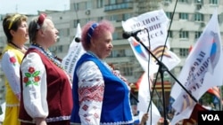 Singers join in the celebrations to mark Victory Day in Donetsk, eastern Ukraine May 9, 2014. (Jamie Dettmer/VOA)