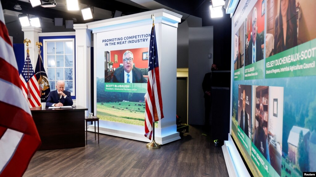 美国总统拜登在白宫大院内的一座礼堂与农场主、牧场主和肉类加工商举行视频会议，讨论肉类和禽肉类供应链问题。(2022年1月3日)(photo:VOA)
