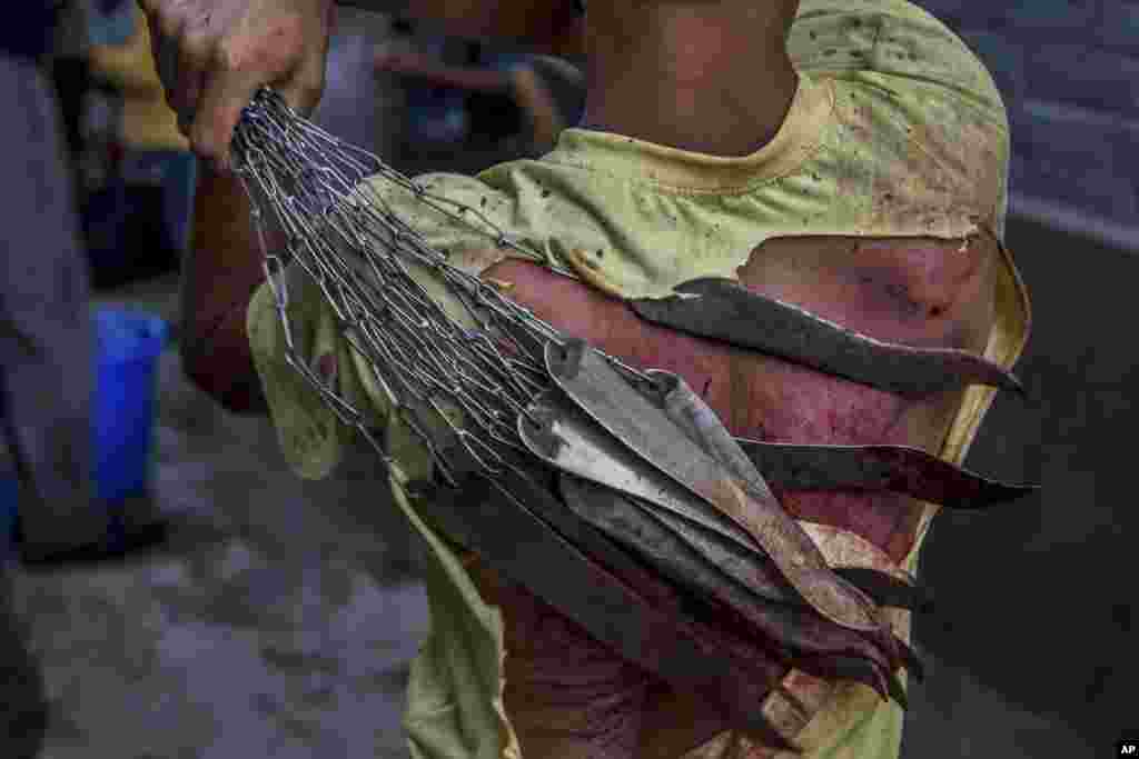 A Shi&#39;ite Muslim flagellates himself during a Muharram procession in Srinagar, Indian-controlled Kashmir.