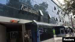 Nhân viên bảo vệ bên ngoài trụ sở chính của Ngân hàng Kabul.