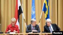 La ministre suédoise des Affaires étrangères, Margot Wallstrom (à gauche), le secrétaire général des Nations unies, Antonio Guterres (c), et l'envoyé spécial des Nations unies, Martin Griffiths, lors des pourparlers de paix sur le Yémen au château Johannesberg à Rimbo, près de St